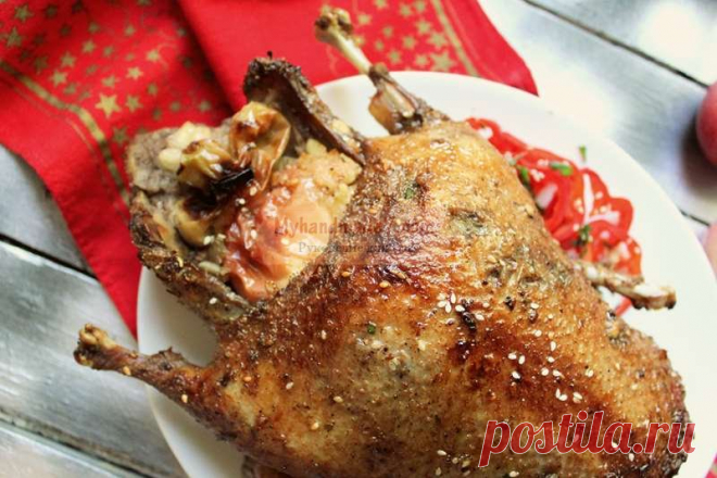 Гусь в духовке. 20 рецептов. Печёный гусь с яблоками Классикой праздничного и новогоднего стола являются некоторые блюда, и готовятся они до сих под. Одно из таких ярких и красивых блюд - это запечённый гусь с яблоками. Сегодня предлагаю сделать сочного печеного гуся с яблоками внутри и с аппетитной корочкой снаружи. Чтобы гусь получился вкусным,