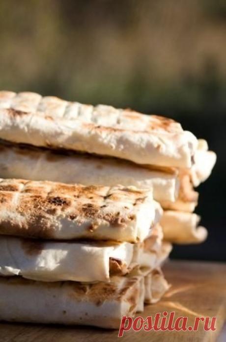 Сэндвичи с сыром 
Ингредиенты:• тонкий лаваш;
• твердый сыр - порезать на прямоугольники;
• помидоры - нарезать кольцами;
• зелень, базилик обязательно - мелко измельчить;
• вегетарианский майонез;
• соль, перец по вкусу;
• топленое масло.Приготовление:1. Режете лаваш пополам. Кладете срезом к...