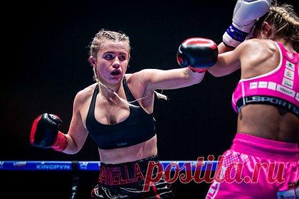 Модель OnlyFans исключили из турнира по боксу за обнаженную грудь. Британскую модель OnlyFans Даниэллу Хемсли исключили из турнира по боксу после того, как она обнажила грудь на ринге. Спортсменка единогласным решением судей оказалась сильнее Дэниэл и отпраздновала победу, показав болельщикам грудь. После этого организаторы турнира заявили, что она не будет выступать под их эгидой.