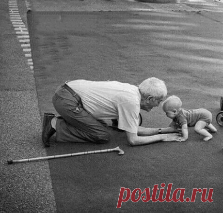 Да, никто никому ничего не должен, 
Но каждый кому-то необходим.
И без разницы, 
что там на улице - снег или дождик, 
Всё равно для кого-то ты стал своим. 
И не важно, что голова давно в седине,
Или только волосы на голове появляются, 
Где-то рядом, а может где-то там вдалеке 
Кто-то сейчас без тебя не справляется. 
Кто-то счастлив от того, что ты где-то рядом, 
Кто-то ждёт тебя, и ты вернуться должен. 
Где-то вещи собраны, и она провожает взглядом, 
А потом тихо плачет у ...