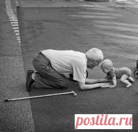 Да, никто никому ничего не должен, 
Но каждый кому-то необходим.
И без разницы, 
что там на улице - снег или дождик, 
Всё равно для кого-то ты стал своим. 
И не важно, что голова давно в седине,
Или только волосы на голове появляются, 
Где-то рядом, а может где-то там вдалеке 
Кто-то сейчас без тебя не справляется. 
Кто-то счастлив от того, что ты где-то рядом, 
Кто-то ждёт тебя, и ты вернуться должен. 
Где-то вещи собраны, и она провожает взглядом, 
А потом тихо плачет у ...