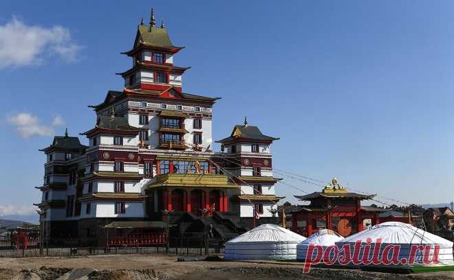 В Туве открылся крупнейший в России буддийский монастырь. В столице республики Тува Кызыле открылся крупнейший в России буддийский монастырь «Тубтен Шедруб Линг» (с тибетского — Обитель объяснения и практики учения Будды Шакьямуни).