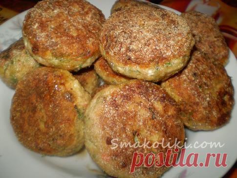 Качество рыбного филе, что продается на наших рынках и в наших магазинах оставляет желать лучшего. Сделать фарш из такого филе – лучший выход. А если в этот фарш добавить еще и крабовых палочек, получится блюдо, достойное всяких похвал.