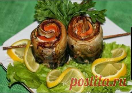 ​​ВкуснятинаРулетики из скумбрии с овощами
Скумбрия - рыбка, которую готовят по-разному. Попробовав рулетики из скумбрии с овощами, я была поражена вкусом это блюда. Сочетание этой рыбки и овощей получилось безупречным. Очень вкусно! Рекомендую!
Ингредиенты
Скумбрия свежая 3 шт.
Морковь 1 шт.
Лук репчатый 1 шт.
Перец болгарский 1 шт.
Чеснок 2 зубка
Лимон 1 шт.
Зелень укропа по вкусу
Масло растительное 3 ст.л
Соль и перец по вкусу
Приготовление:
Скумбрию разрезаем по животу и хребту. А