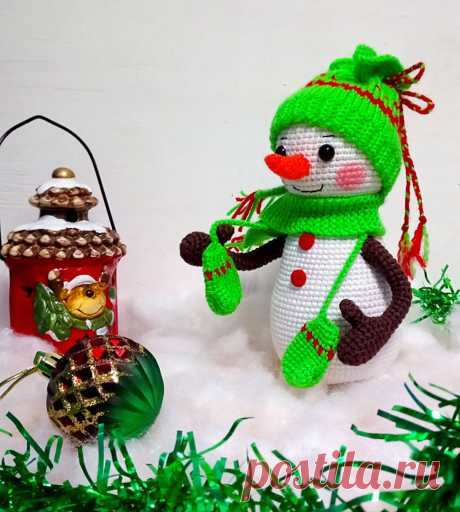 PDF Снеговик Снежок крючком. FREE crochet pattern; Аmigurumi toy patterns. Амигуруми схемы и описания на русском. Вязаные игрушки и поделки своими руками #amimore - снеговик к Новому году, новогодний снеговичок в шапочке.