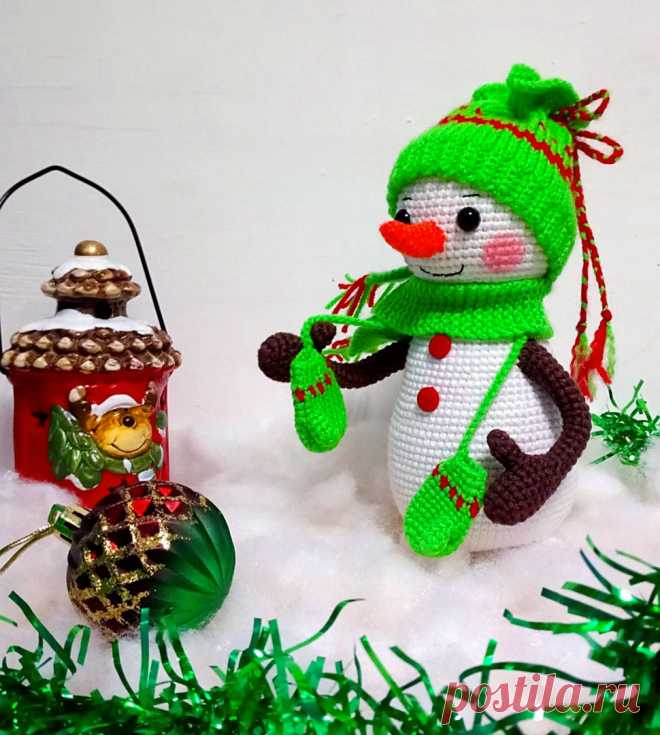 PDF Снеговик Снежок крючком. FREE crochet pattern; Аmigurumi toy patterns. Амигуруми схемы и описания на русском. Вязаные игрушки и поделки своими руками #amimore - снеговик к Новому году, новогодний снеговичок в шапочке.