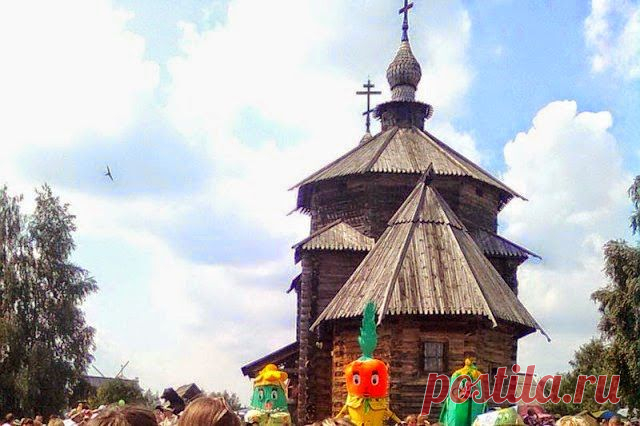 Агрономы, дачники и профессионалы в своем деле демонстрируют наилучшие экземпляры самолично выращенных огурцов. Большие и маленькие, зеленые и желтые, соленые и маринованные – огурец (главный именинник!) чествуется в Суздале как самый важный гость!