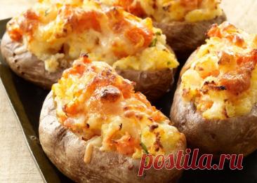 Картофель фаршированный крабовыми палочками Ингредиенты:Картофель – 8 штКрабовые палочки – 500 грГорчица – 1 ч.л.ЗеленьСметана – 4 ст.л.Твердый сыр – 100 грСоль – по вкусуЧерный молотый перец – по вкусу Приготовление: Картошку, не чистить, тщательно вымыть, в нескольких местах проколоть вилкой (чтобы не лопнула кожура) и запечь в...