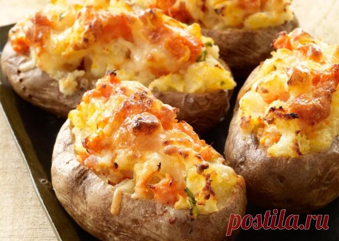 Картофель фаршированный крабовыми палочками Ингредиенты:Картофель – 8 штКрабовые палочки – 500 грГорчица – 1 ч.л.ЗеленьСметана – 4 ст.л.Твердый сыр – 100 грСоль – по вкусуЧерный молотый перец – по вкусу Приготовление: Картошку, не чистить, тщательно вымыть, в нескольких местах проколоть вилкой (чтобы не лопнула кожура) и запечь в...