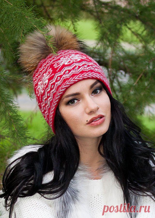 Шапка зимняя двойная. Помпон из натурального меха финского енота премиум качества размер XXL. Идеально защитит ребенка от холода при этом мягкая пряжа не раздражает нежную кожу ребенка. Посадка на голове прекрасно закрывает все уязвимые к холоду места - лоб, уши, шею.