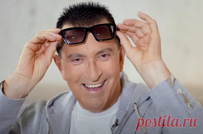 У Буйнова заподозрили проблемы со здоровьем. Певца заметили сильно хромающим за кулисами новогоднего концерта.