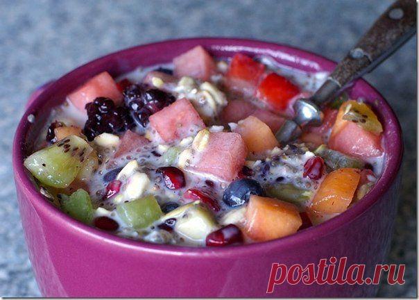 Фруктовый салат с овсяными хлопьями.