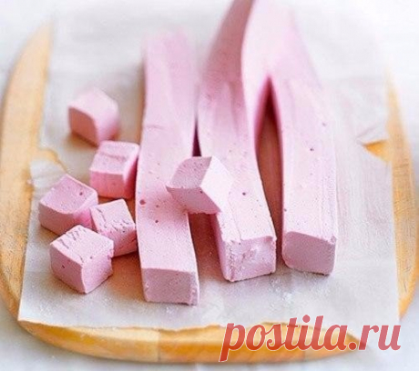 Ягодный зефир: можно хоть каждый день! 
на 100грамм - 57.38 ккалБ/Ж/У - 5.32/0.32/7.6 

Ингредиенты: 
Ягоды - 200 г (у нас клубника) 
Желатин - 15 г 
Лимон - 1/2 шт 
Подсластитель - по вкусу 

Приготовление: 
Разморозьте клубнику. Сок сохраните. Превратите ягоды в однородное пюре с помощью блендера. Добавьте желатин, дайте ему набухнуть несколько минут (следуйте инструкциям на упаковке), затем добавьте подсластитель и лимонный сок, перемешайте и нагревайте на небольшом огн...