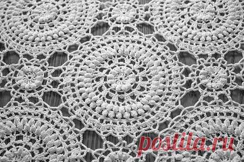 Peach Tree Street Table Runner