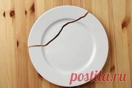 Что нельзя иметь в доме. 1. старые изношенные тапочки не следует хранить в доме - они притягивают негативную энергетику. В случае если тапочки порвались, их нужно удалить из квартиры. 2. также не следует хранить в доме порван...