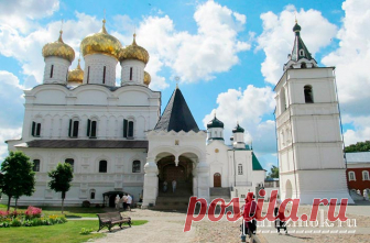 История Свято-Троицкого Ипатьевского монастыря в Костроме тесно связана с главными историческими событиями Руси, произошедшими с царскими династиями Романовых и Годуновых. Ипатьевский монастырь получил известность благодаря своим архитектурным постройкам