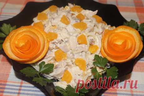 СОЛНЕЧНАЯ КУРОЧКА !!!  **Маринад: вода, сахар, уксус -лук 1шт -п/кольца на 20мин. Окорочок 2шт -кубик, апельсин 2шт -кубик. *Заправка: майонез. *Декор: розы -цедра, зелень.