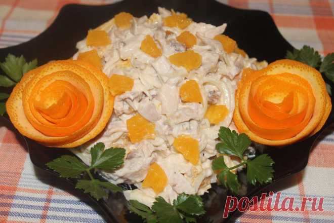СОЛНЕЧНАЯ КУРОЧКА !!!  **Маринад: вода, сахар, уксус -лук 1шт -п/кольца на 20мин. Окорочок 2шт -кубик, апельсин 2шт -кубик. *Заправка: майонез. *Декор: розы -цедра, зелень.