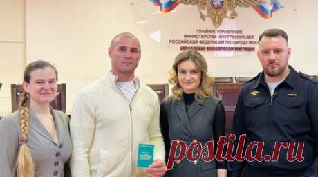 «Мы на родной земле»: репатрианты получили долгожданные документы для возвращения в Россию. 12 марта в Москве 44-летний профессиональный боец ММА, бывший гражданин Латвии Константин Глуховс получил документ, дающий ему право на российское гражданство. Программа репатриации заработала в России с 1 января этого года. Также российский паспорт вручили уроженцу Таджикистана, военнослужащему российской армии 40-летнему Илхомжону Юлдашеву. Читать далее
