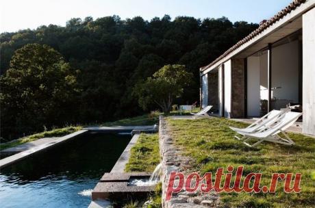 Этот парень живет с семьей в заброшенном коровнике. Когда он открыл дверь, я ахнул!