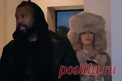 Стилист оценила образ жены Канье Уэста с шапкой-ушанкой словами «странный выбор». Стилист Аманда Сандерс оценила недавний образ жены американского рэпера Канье Уэста словами «странный выбор». Известно, что дизайнер Бьянка Цензори пришла на вечеринку в Дубае в облегающем мини-платье с длинными рукавами, которое обнажало ее нижнее белье, и в огромной меховой шапке-ушанке.