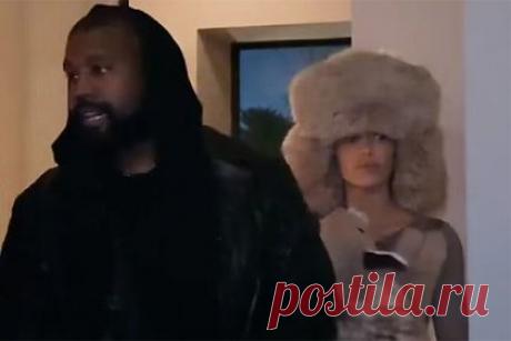 Стилист оценила образ жены Канье Уэста с шапкой-ушанкой словами «странный выбор». Стилист Аманда Сандерс оценила недавний образ жены американского рэпера Канье Уэста словами «странный выбор». Известно, что дизайнер Бьянка Цензори пришла на вечеринку в Дубае в облегающем мини-платье с длинными рукавами, которое обнажало ее нижнее белье, и в огромной меховой шапке-ушанке.