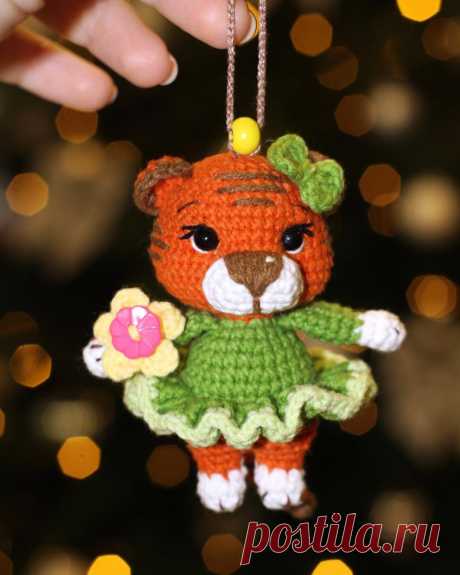 PDF Малышка - Тигришка крючком. FREE crochet pattern; Аmigurumi animal patterns. Амигуруми схемы и описания на русском. Вязаные игрушки и поделки своими руками #amimore - тигр, маленький тигрёнок к Новому году, тигрята, котик, кот, кошечка, кошка, котенок.