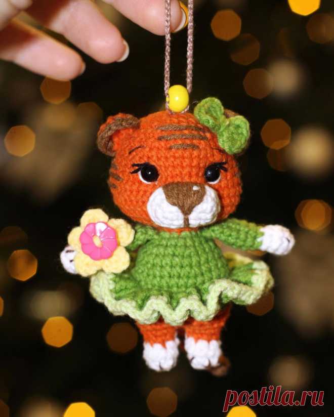 PDF Малышка - Тигришка крючком. FREE crochet pattern; Аmigurumi animal patterns. Амигуруми схемы и описания на русском. Вязаные игрушки и поделки своими руками #amimore - тигр, маленький тигрёнок к Новому году, тигрята, котик, кот, кошечка, кошка, котенок.