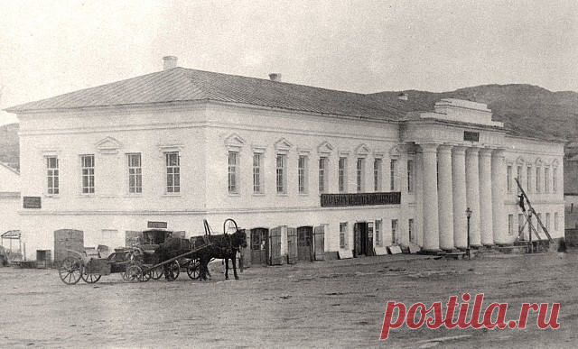 Здание заводоуправления - ул. Пролетарская, 1
Объект культурного наследия регионального значения (XVIII в.). 

Небольшое металлургическое предприятие, действовавшее на Южном Урале с 70-х гг. XVIII века до 20-х гг. XIX века. Основан был купцом Ларионом Ивановичем Лугининым на р. Миасс, на купленной у башкир земле в Троицком уезде Оренбургской губернии. Рабочие кадры завода состояли в основном из крепостных крестьян заводовладельца. Строительные работы были начаты в 1773 год...