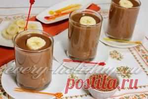 Шоколадный смузи с фруктами и корицей
