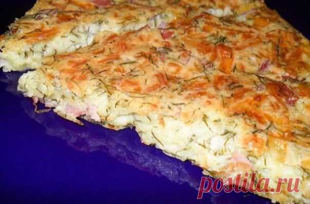 Сырно-колбасно-укропная Вкусняшка.= Ингредиенты:
Сыр твердый(тертый) — 200 г
Укроп(зелень ) — (примерно 1 пучок)
Яйцо куриное— 2 шт
Сметана— 200 г
Мука пшеничная— 3 ст. л.
(иногда я мелко режу колбаску и добавляю туда)
Выкладываем все продукты сразу. Смешиваем ложкой до однородной массы, не сильно и не долго. Затем  выливаем тесто в форму для выпекания,выкладывая её бумагой- пергаментом.  Запекается эта вкуснятина в разогретой до 180 градусов духовке минут 30-35.