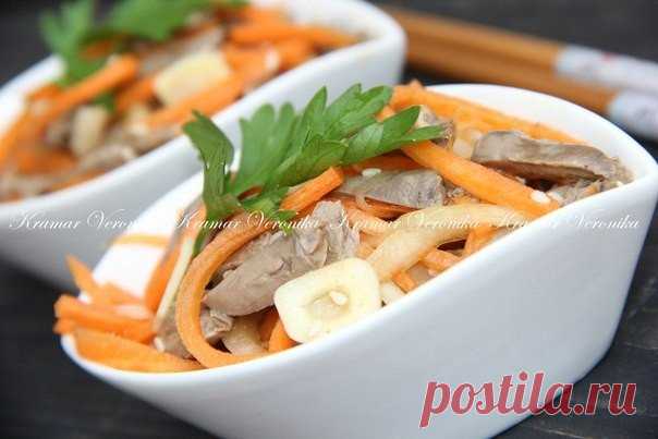 В меру остренький и безумно вкусный салат из куриных сердечек по-корейски Салат, который всегда на моем праздничном столе!