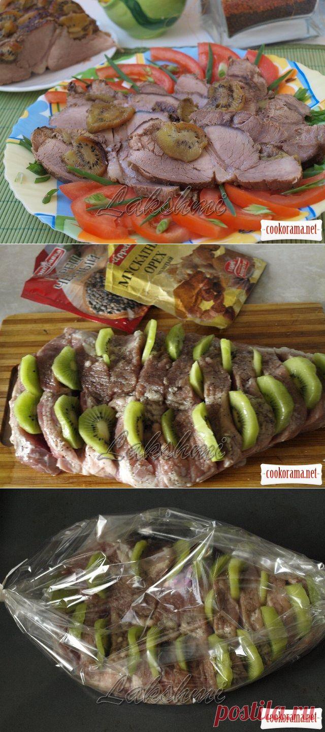 Свинина запечённая с киви в рукаве