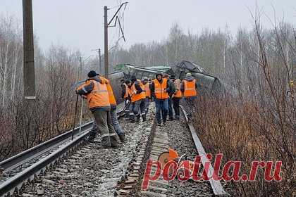 Опубликованы кадры с места схода вагонов поезда в российском регионе. В сети появились новые кадры с места схода 19 вагонов грузового поезда в Рязанской области. На снимках видно, как рабочие устраняют последствия аварии. Кроме того, фотографии сошедших с рельсов вагонов показала межрегиональная транспортная прокуратура. Ранее сообщалось, что перед происшествием прогремел взрыв.