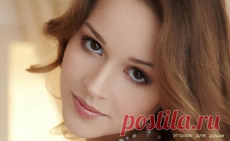 Твои глаза – два океана,
Два жарких солнца над землёй.
И нет в глазах твоих обмана,
Они пленяют красотой.
Твой взгляд пронзительный, глубокий –
В нём очень просто утонуть.
То слишком близкий, то далёкий,
Покой не хочет мне вернуть.