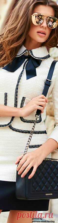 (89) One day in her Chanel suit, that she called brown, I corrected her. Hon your suit has blue not brown | Шанель