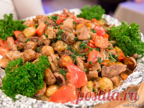 Жаркое из гуся с овощами и салат с копченым омулем и раками - МИР24