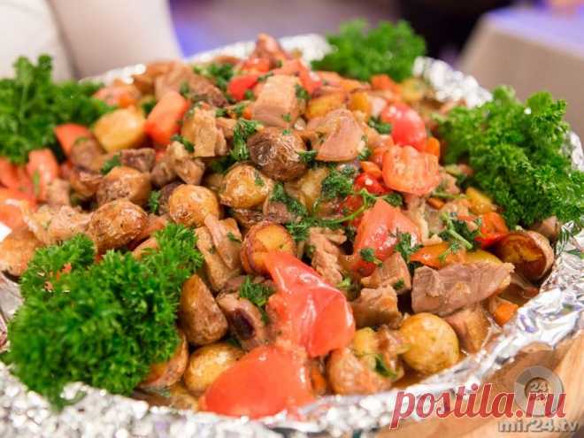 Жаркое из гуся с овощами и салат с копченым омулем и раками - МИР24