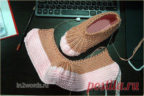 Простые в исполнении, но очень симпатичные эластичные тапочки-пинетки.
За счет толстой пряжи теплые, мягкие и быстро вяжутся (в основном лицевыми петлями).
 
В вязании этой модели пинеток преобладает платочная вязка.
Шов проходит по середине подошвы и пятки и делается в самом конце работы.
При правильном сшивании (за край наборного ряда) снаружи он практически незаметен и не чувствуется стопой, внутри и на пятке он будет виден, но выглядит аккуратно.
На фото и описании указаны расчеты на