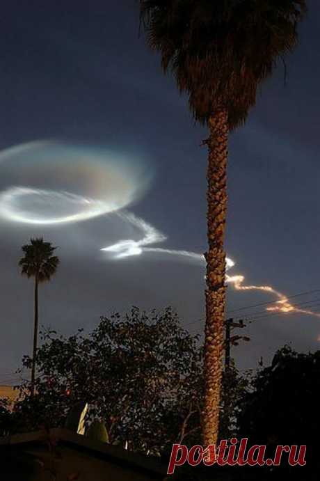 След ракетных выхлопов
След от ракеты минотавр, выпущенной ВВС США в Калифорнии. Воздушные потоки, дующие на разных высотах с различной скоростью, вызывают искажение следа ракетных выхлопов. Атмосферные капельки воды, растаявших кристалликов льда тоже вызывают разложение солнечного света на различные цвета радуги.