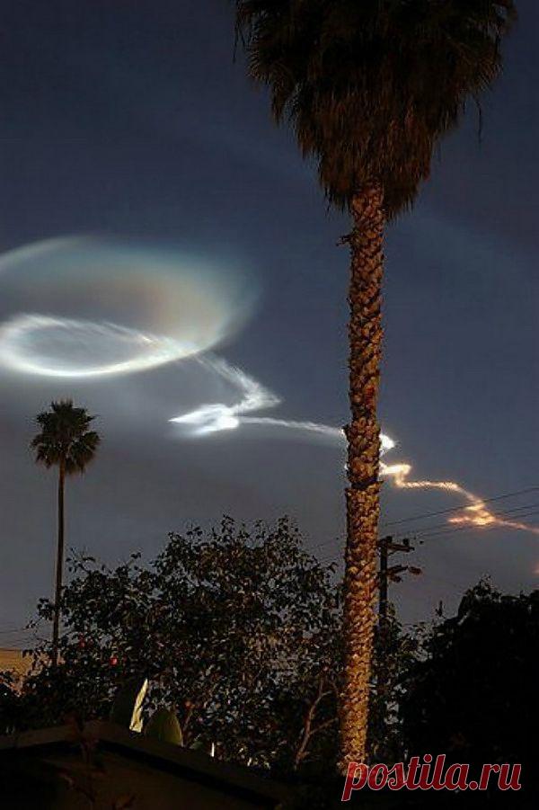 След ракетных выхлопов
След от ракеты минотавр, выпущенной ВВС США в Калифорнии. Воздушные потоки, дующие на разных высотах с различной скоростью, вызывают искажение следа ракетных выхлопов. Атмосферные капельки воды, растаявших кристалликов льда тоже вызывают разложение солнечного света на различные цвета радуги.