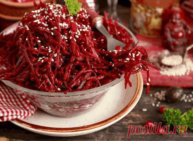 Свекла по-корейски - закуска вне конкуренции! Эта закуска может стать хитом на вашей кухне. Готовится из свеклы и является кладом витаминов . 
Нам нужно: сырая свекла 3 шт головка лука 1 шт чеснок 3 зубка семена кинзы 1 ч ложка красный молотый перец пол чайной ложки уксус 1 – 0,5 столовые ложки
Сырую свеклу натереть на тёрке, немножко посолить и добавить уксус. Оставить мариноваться на 2 – 3 часа. после чего появившееся сок слить. Лук поджарить на растительном масле до тёмно-золотистого цвета