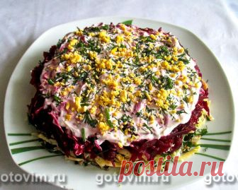 Слоеный салат из свеклы, морской капусты и шпрот. Рецепт с фото Рецепт слоеного салата из свеклы, морской капусты и шпрот отличается оригинальным вкусом и простотой приготовления. В рецепте указана сухая морская капусту, которую удобнее и проще заменить готовой консервированной. Этот салат получается довольно калорийным не только из-за шпрот, но и из-за майонезной заправки. Но если контролировать объём порции и не готовить этот салат ежедневно, то лишние сантиметры на талии вам не грозят. 


