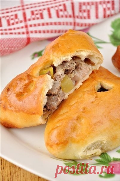 Как приготовить эчпочмак (треугольные пироги с картошкой и мясом)

Ингредиенты:

Тесто:
Мука – 850 гр.,
Молоко – 500 мл.,
Яйца – 2 шт.,
Дрожжи (сухие) – 5 гр.,
Масло сливочное – 70 гр.,
Масло подсолнечное – 1 ст.л.,
Соль – 1 ч.л.,
Сахар – 1 ст.л.

Начинка:
Говядина – 800 гр.,
Картошка (крупная) – 6 шт.,
Лук репчатый – 4-5 шт.,
Соль, перец – по вкусу,
Бульон говяжий – 0,5 л.
Яйцо для смазывания изделия - 1 шт.

Приготовление:

В тёплом молоке развести дрожжи, добавить расто...