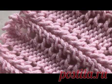 Вертикальные ажурные дорожки — изысканный и простой узор.