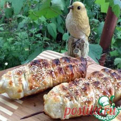 &quot;Шашлычки&quot; из слоеного теста с сыром, ветчиной и помидорами - кулинарный рецепт