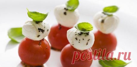 Ant laužo kepti valgiai: daržovės su mocarela