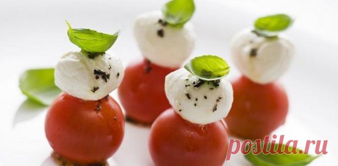 Ant laužo kepti valgiai: daržovės su mocarela