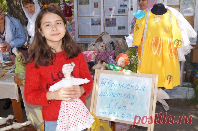 Это мы на Празднике Славянской письменности (куколок детям раздавали на пожертвования - кто сколько даст)
