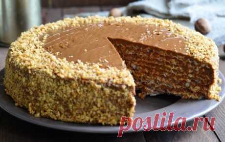 Вафельный торт со сгущенкой и грецкими орехами.